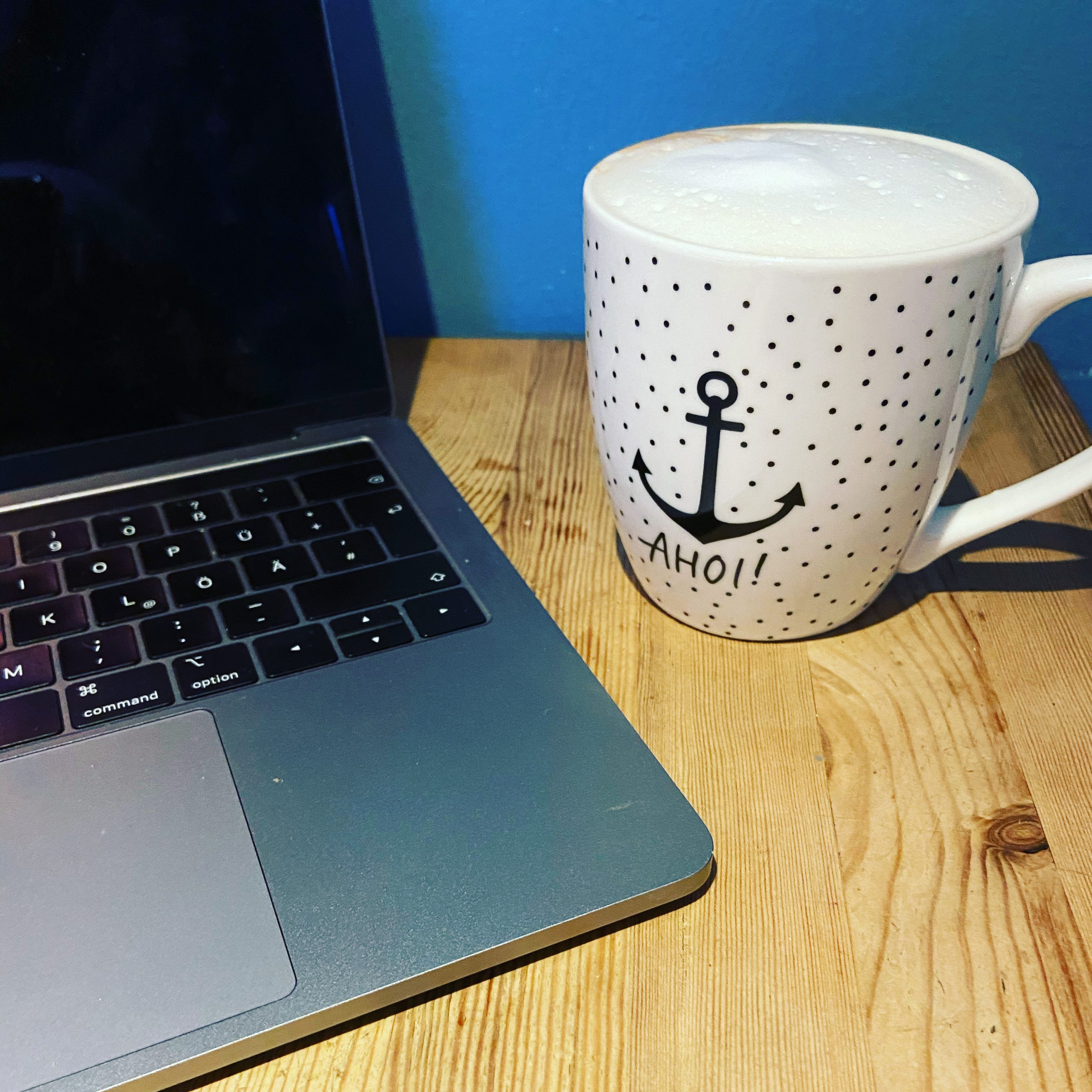 Content machen - das Bild zeigt einen Computer und eine Kaffeetasse